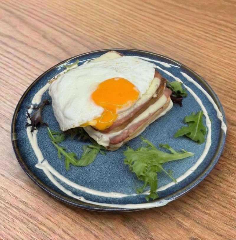 CROQUE Madam - Gegrilde toast met ham, kaas, gruyère, bechamel en ebakken ei | Toos & Roos | Amsterdam